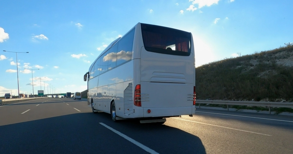 jadący autokar